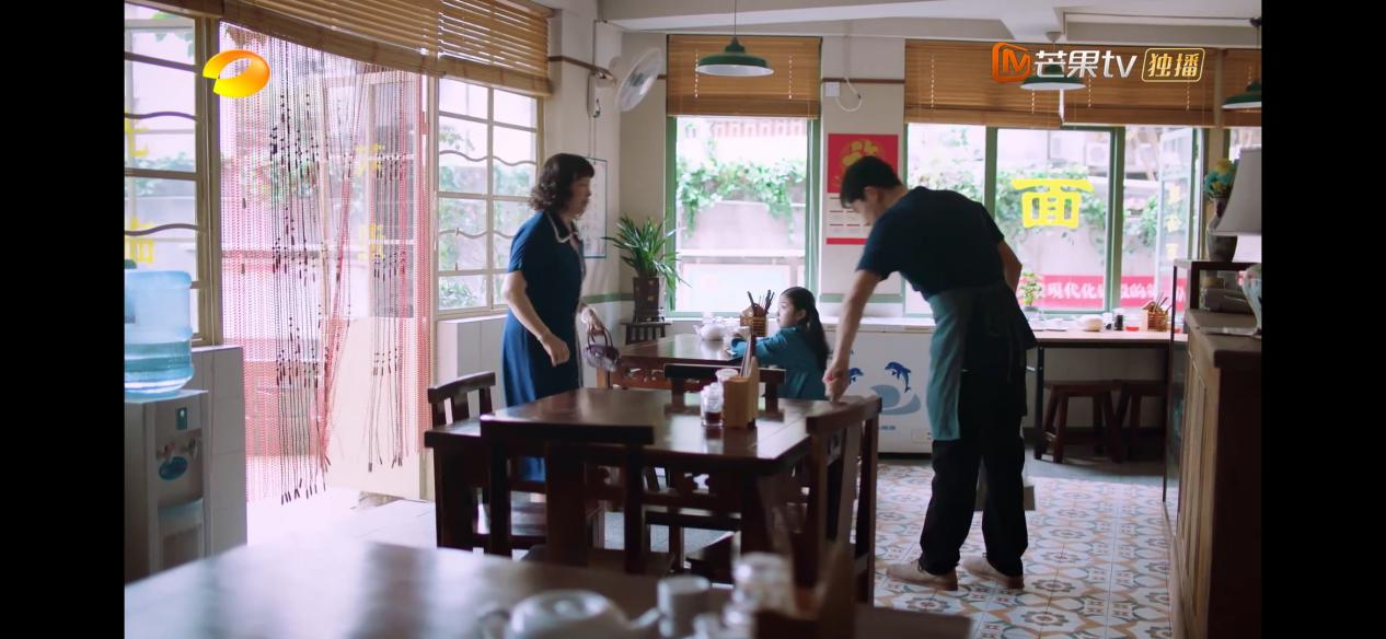 細看海潮面館，發(fā)現地面鋪設的花磚不一般